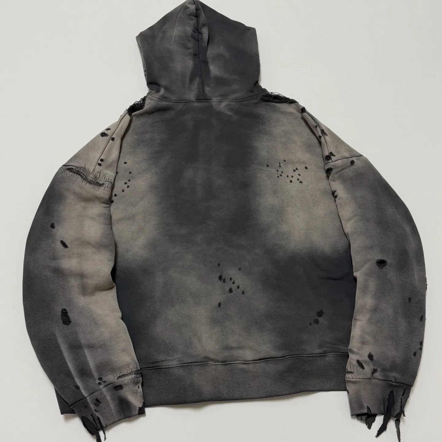 SAINT Mxxxxxx DBL FACE ZIP UP HOODIE/CHARCOAL Double-layer destroyed waffle zipper jacket, washed black S-XL, a style that has been used in the summer. After continuous fine polishing, it has finally been shipped. The finished product is simply a work of art. Super heavy washing to make the weather look old. Multiple water fades. Excessive manual wormhole damage processing. Deconstruction and reorganization embroidery technology. Custom-made zipper with LOGO. The color details of the zipper webbing are also correct. Original grade fruit main label and wash water label. Top purchasing grade. A layer of waffle fabric is added to the inner lining to make the overall texture stronger and increase the comfort and warmth of the wearer.
